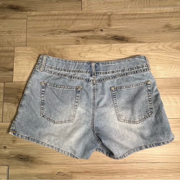 💥SALE💥 Old Navy Denim Shorts - Picture 2 of 3
